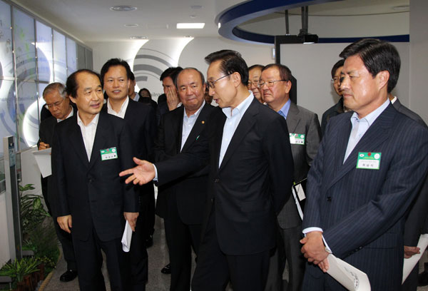 이명박 대통령이 1일 오전 경기도 의왕시 철도기술연구원에서 KTX 고속철도망 구축전략 보고회의를 주재한 뒤 홍보관을 둘러보고 있다./연합뉴스