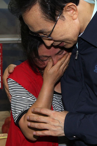 2일 오전 구리 농수산물도매시장을 방문한 이명박 대통령이 민성농상 윤영임(43)씨를 찾아 격려하고 있다. 윤씨는 구리 농수산물도매시장에서 지난 2000년부터 노점상을 시작해 온갖 고생을 한뒤 지난해 8월부터 시장 한켠에 야채상을 마련했다.이날 이웃의 소개로 이 대통령을 만나게 된 윤씨는 그 앞에서 울음을 터뜨렸고 이 대통령은 이런 윤씨를 따뜻하게 격려했다./연합뉴스