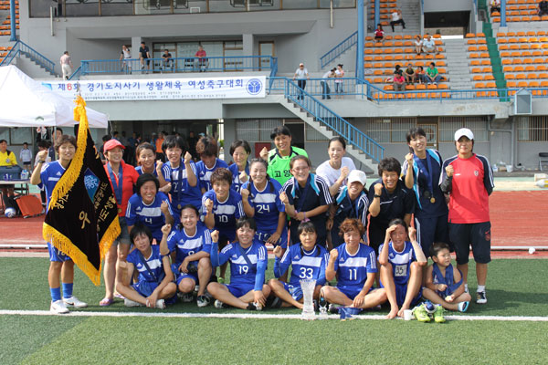 지난 3일 용인종합운동장에서 열린 제6회 경기도지사기 생활체육 여성축구대회에서 대회 2연패를 차지한 고양시 선수들이 기념촬영을 하고 있다./제공=경기도생활체육회