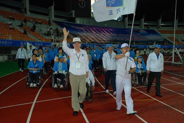 6일 대전 한밭종합운동장에서 열린 제30회 전국장애인체육대회 개회식에서 경기도 선수단이 13번째로 입장하고 있다.