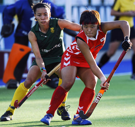 7일 아르헨티나 로사리오에서 열린 제12회 여자하키월드컵대회 B조 에선 마지막경기 한국과 남아프리카공화국의 경기에서 한국의 박미현이 남아공 레니스 마라이스와 볼을 다투고 있다./연합뉴스
