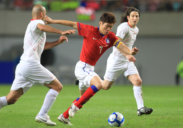7일 오후 서울월드컵경기장에서 열린 축구 국가대표팀 평가전 한국과 이란의 경기애서 박지성이 볼다툼을 벌이고 있다./연합뉴스