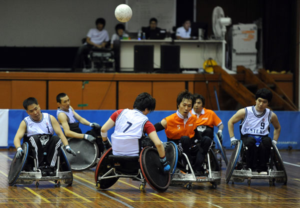 8일 대전 동아 마이스터고 체육관에서 열린 제30회 전국장애인체육대회 휠체어럭비 4강전 경기도(주황색)과 서울시의 경기에서 선수들이 치열한 공 다툼을 벌이고 있다.
/이준성 기자 oldpic316@