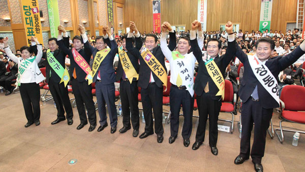 12일 오후 1시 부산 연제구 국제신문사 대강당에서 민주당 당권주자 합동연설회가 열렸다. 오른쪽부터 정동영, 정세균, 최재성, 박주선, 백원우, 천정배, 이인영, 손학규, 조배숙 등 당권주자 9명이 서로 손을 잡고 선의의 경쟁을 다짐하고 있다./연합뉴스