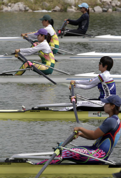 13일 하남 미사리 조정경기장에서 열린 제52회 전국조정선수권대회 여자대학 및 일반부 싱글스컬 결승 경기에서 우승한 경기대 김슬기(밑에서 두번째)가 힘차게 노를 젓고 있다./연합뉴스