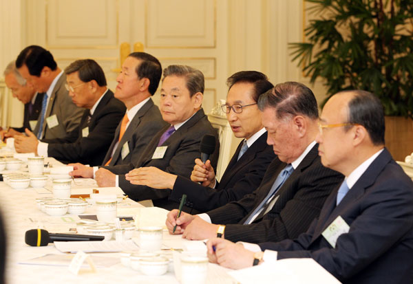 이명박 대통령이 13일 오전 청와대에서 대기업 대표들과 조찬 간담회를 갖고 대기업과 중소기업의 동반 발전 방안에 대해 설명하고 있다. 오른쪽부터 김승연 한화 회장, 정몽구 현대기아차 회장, 이 대통령, 이건희 삼성전자 회장, 허창수 GS회장, 박용현 두산회장, 윤증현 기회재정부장관, 정병철 전경련 부회장./연합뉴스