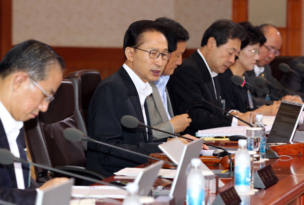 이명박 대통령이 14일 오전 청와대에서 열린 국무회의에서 인사말을 하고 있다./연합뉴스