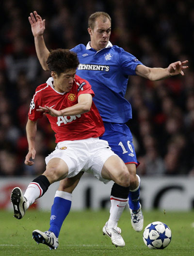 15일 영국 맨체스터 올드 트래퍼드에서 열린 2010~2011 UEFA 챔피언스리그 조별리그 C조 맨체스터 유나이티드와 스코틀랜드의 레인저스의 경기에서 박지성이 레인저스의 스티븐 휘태커와 볼다툼을 하고 있다./연합뉴스