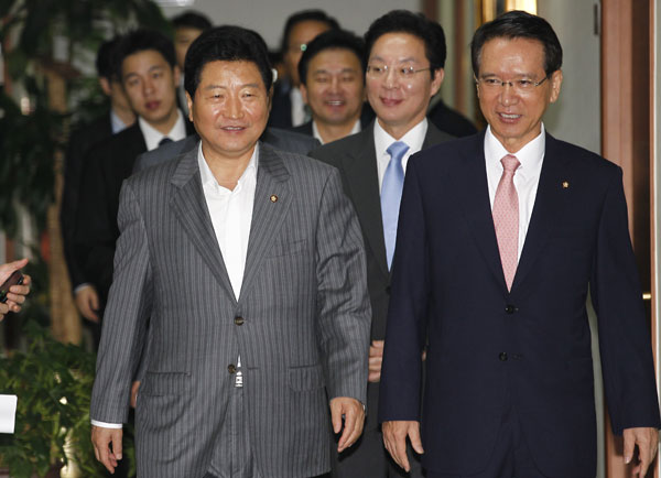 한나라당 안상수 대표와 김형오 전 국회의장이 15일 여의도 당사에서 열린 한나라당 최고중진 연석회의에서 회의장으로 들어오고 있다.
