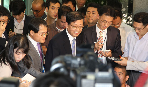 국무총리 후보에 내정된 김황식 감사원장이 16일 국회 예결위를 마친 뒤 서울 종로구 삼청동 감사원에서 기자들과 인터뷰를 한 뒤 밝은 표정으로 집무실로 향하고 있다./연합뉴스