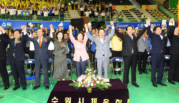 제54회 수원시 체육대회가 16일 수원종합운동장에서 열린 가운데 염태영 수원시장, 심재인 경기신문사 사장을 비롯한 참석 내빈들이 시민들에게 손을 들어 인사하고 있다./노경신기자 mono316@