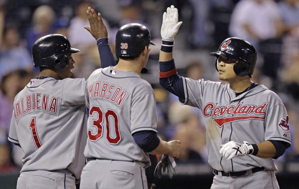 클리블랜드 인디언스의 추신수가 18일 캔자스시티 카우프만 스타디움에서 열린 미국프로야구 캔자스시티 로열스와의 경기에서 6회초 만루홈런을 친 후 팀 동료 루이스 발부에나(왼쪽), 루 마슨(가운데)과 하이파이브를 하고 있다.
%admin