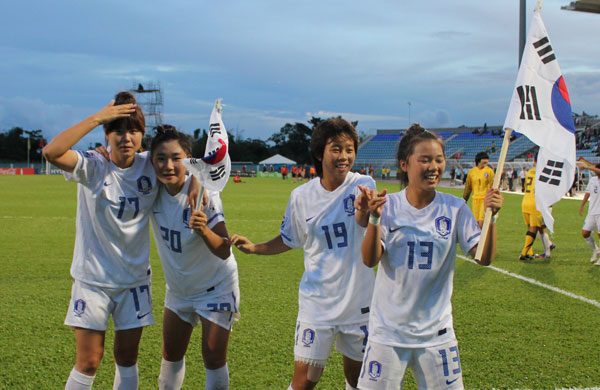 국제축구연맹(FIFA) U-17 여자월드컵 4강전에서 스페인을 격파하고 결승에 진출한 ‘태극소녀’들이 태극기를 들고 기뻐하고 있다.