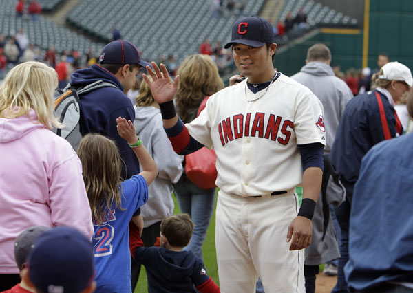 클리블랜드 인디언스의 추신수가 27일 클리블랜드에서 열린 미국프로야구 캔자스시티 로열스와의 경기가 끝나고 그라운드에 내려온 팬들과 인사를 하고 있다. 경기는 클리블랜드가 5-3으로 승리했다.
/연합뉴스