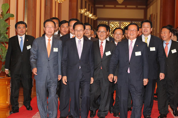 이명박 대통령이 28일 저녁 박희태 국회의장을 비롯한 국회의장단과 국회 상임위원장단, 원내교섭단체 원내대표 등을 청와대로 초청해 만찬을 함께 하기 위해 행사장으로 이동하고 있다.