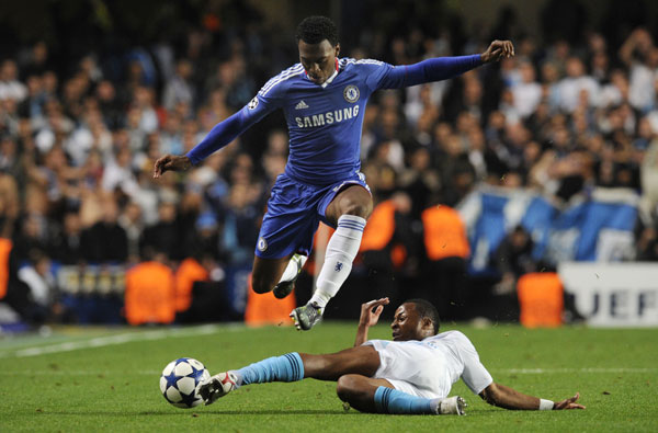 29일 영국 런던 스탬퍼드브리지에서 열린 2010~2011 유럽축구연맹(UEFA) 챔피언스리그 본선 조별리그 F조 2차전 잉글랜드의 챌시와 프랑스의 마르세유의 경기에서 챌시 다니엘 스투릿지가 마르세유 안드레 아예우의 태클을 피해 돌파하고 있다. 챌시의 2-0 승./연합뉴스