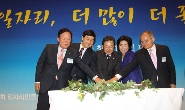 맹형규 행정안전부장관이 30일 서울 종로구 도렴동 정부중앙청사 별관에서 열린 지역일자리 창출 100인 포럼 출범식에서 축하 떡을 자르고 있다. (사진 왼쪽부터 성무용 전국 시장.군수.구청장협의회 회장(천안시장), 이종걸 민주당 의원, 맹 장관, 박순자 한나라당 의원, 박태식 지역경제학회장)