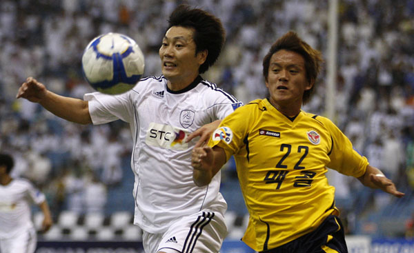 사우디아라비아 알 샤밥에서 뛰고 있는 송종국이 6일 사우디아라비아 리야드의 킹 파드 스타디움에서 열린 2010 아시아축구연맹(AFC) 챔피언스리그 4강 1차전 성남 일화와의 경기에서 성남의 홍철과 볼다툼을 하고 있다./연합뉴스