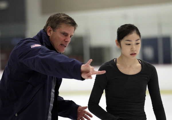 ‘피겨퀸’ 김연아가 5일(현지시간) 미국 캘리포니아주 이스트 웨스트 아이스팰리스에서 새로운 코치 피터 오피가드와 훈련을 하고 있다./연합뉴스