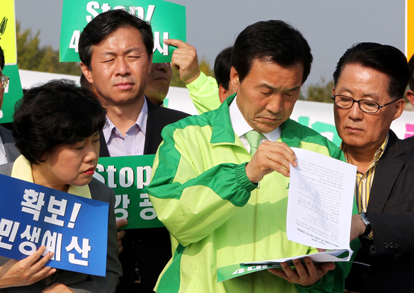 17일 경기도 남양주시 조안면 팔당유기농단지에서 열린 민주당의 4대강 국감현장 점검회의에서 손학규 당대표와 박지원 원내대표가 발언내용에 대해 얘기하고 있다.
