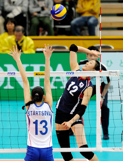 2일 일본 오사카 시민체육관에서 열린 2010 세계여자배구선수권대회 D조 조별리그 4차전 한국과 러시아의 경기에서 한국의 한송이(오른쪽)가 러시아의 에브게니야 스타르트세바의 블로킹을 피해 스파이크를 날리고 있다./연합뉴스