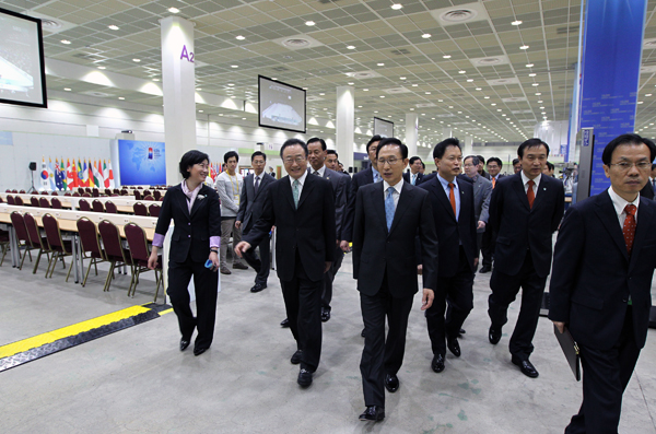 이명박 대통령이 6일 오전 서울 삼성동 코엑스 G20(주요 20개국) 정상회의장을 방문해 메인프레스센터를 둘러보고 있다. 이날 이 대통령은 정상라운지, 정상회의장, 의장실, 업무오찬장, 기자회견장, 프레스센터, 경호안전종합상황실 등을 차례로 돌아보면서 집기, 실내 장식, 분위기, 각국 정상들의 동선 등을 꼼꼼히 체크하고 부족한 점은 즉시 시정을 지시한 뒤 관계자들을 격려했다.