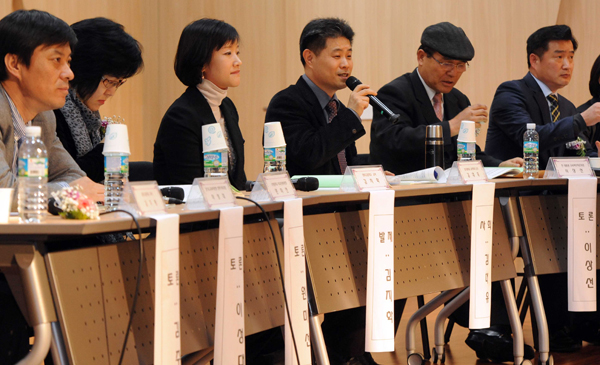  경기도보건교사회와 ㈔보건교육 포럼 경기지부 교사 및 회원들이 8일 오후 경기도교육복지종합센터에서 아이들의 건강과 행복, 보건교육 정상화를 위해 경기 학교 보건교육 발전방안에 대한 정책토론회를 펼치고 있다.