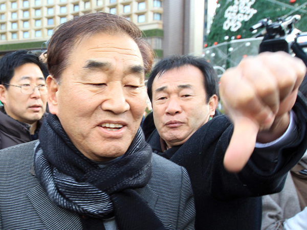 이재오 특임장관이 12일 오후 민주당 손학규 대표가 천막농성을 벌이고 있는 서울광장 농성장을 방문했으나 민주당 지지자들의 반대로 손대표를 만나지 못하고 돌아서고 있다./연합뉴스