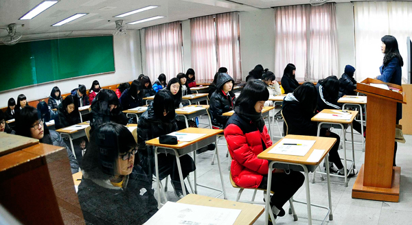  15일 오전 수원 효원고등학교에서 예비 고등학생들이 2011학년도 고입선발고사를 치르고 있다. /최우창기자