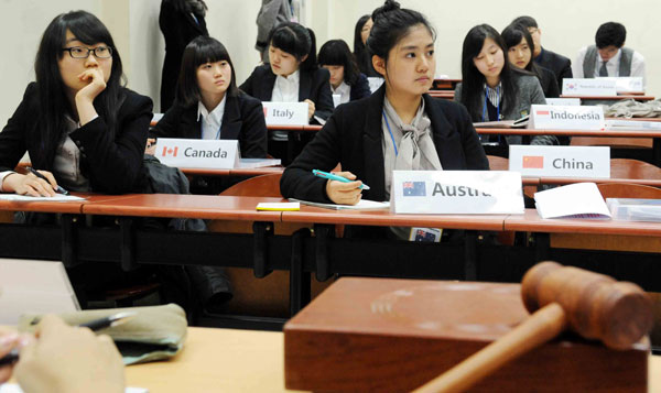  10일 용인 경희대학교 국제캠퍼스에서 열린 ‘글로벌 클래스룸(Global Classrooms) 서울(Seoul) : 2011’ 모의유엔대회에 참가한 학생들이 가상의 세계 각 국 대표가 되어 열띤 토론을 벌이고 있다. 본 대회는 10일부터 12일까지 3일간 실시되며, 대상 수상자에게는 오는 4월 뉴욕에서 열리는 모의유엔대회에 한국대표롤 참가 할 기회가 주어진다. /이준성 기자