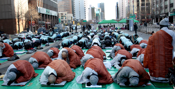 템플스테이 예산 삭감 이후 정부·여당과 갈등 중인 조계종이 10일 오전 서울 청계광장에서 스님과 직원 300여명이 참여한 가운데 ‘민주주의 회복과 민족문화 수호를 위한 1천80배 정진’ 행사를 열고 있다./연합뉴스