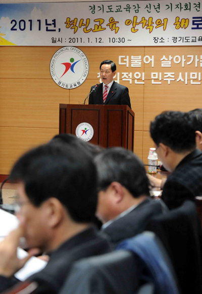 김상곤 경기도교육감이 12일 오전 수원 경기도교육청에서 신년기자회견을 하고 있다. 김교육감은 기자회견을 통해 "2011년은 혁신교육 안착의 해로 삼을 것" 이며, "무상급식은 우리사회를 '성장과 복지의 선(善)순환'으로 혁신하는 것"이라고 밝혔다. /이준성 기자 oldpic316@