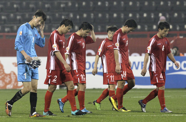 북한 선수들이 19일 카타르 도하에서 열린 아시안컵 축구대회 조별리그 D조 3차전 이라크와 경기에서 1-0으로 패한 뒤 고개를 숙인 채 경기장을 빠져나가고 있다./연합뉴스