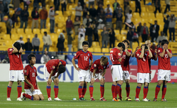 26일 새벽 카타르 도하 알 가라파 스타디움에서 끝난 아시안컵 4강전 한국 대 일본 경기에서 승부차기 끝에 패배한 박지성(
맨 왼쪽) 등 선수들이 침통한 표정을 짓고 있다./연합뉴스