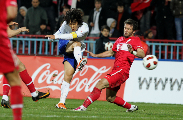 10일 오전 (한국시간) 터키 트라브존스포르 경기장에서 열린 한국과 터키와의 평가전에서 한국 대표팀 박주영이 터키 궤칸 궤뉠의 마크를 뚫고 슛을 하고 있다./연합뉴스