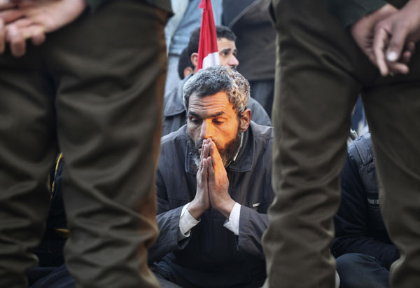 르시무바라크 대통령의 퇴진을 요구해온 시위대가 권력을 넘겨받은 후부터 후속대책 발표를 기다리고 있다./연합뉴스