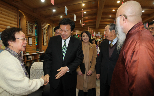 15일 오후 경기도 안성 천주교 미리내실버타운 유무상통마을에서 열린 민주당 안성시시민토론마당에 참가한 손학규 대표가 어르신들과 인사를 나누고 있다./연합뉴스