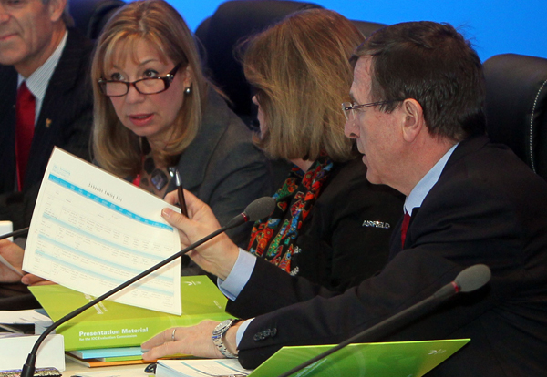 16일 강원 평창군 알펜시아리조트 컨벤션센터에서 국제올림픽위원회(IOC) 조사평가위원회의 2018년 동계올림픽 유치 후보도시인 평창의 공식 실사가 시작된 가운데 길버트 펠리 IOC수석국장(오른쪽)이 자료를 살펴보고 있다. /연합뉴스