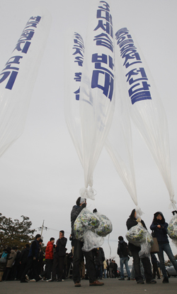북한 김정일 국방위원장 생일인 16일 오후 파주시 임진각에서 한나라당 소속 국회의원들이 대북전단을 보내기 위해 준비하고 있다. 이날 신지호.권경석.차명진 등 한나라당 소속 국회의원 9명과 북한민주화네트워크 등 대북인권단체 7곳이 전단 10만장을 보냈다./연합뉴스