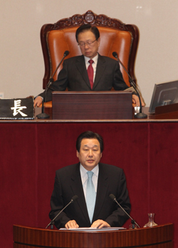 한나라당 김무성 원내대표가 21일 국회 본회의에서 교섭단체 대표연설을 통해 "국민이 개혁을 강요하기 전에 국회가 먼저 개혁을 해야 한다"며 "여야가 국회 개혁을 위해 서로 머리를 맞대야 한다"고 국회 개혁을 강조하고 있다. /연합뉴스