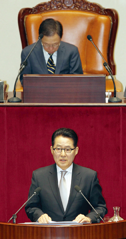 민주당 박지원 원내대표가 22일 오전 국회 본회의장에서 교섭단체 대표연설을 하고 있다./연합뉴스