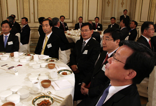 이명박 대통령이 23일 전국의 시장·군수·구청장 228명을 청와대로 초청해 오찬 간담회를 개최, 박동철(오른쪽 세번째) 금산군수 등 참석자들이 김황식 국무총리의 환영사를 듣고 있다./연합뉴스