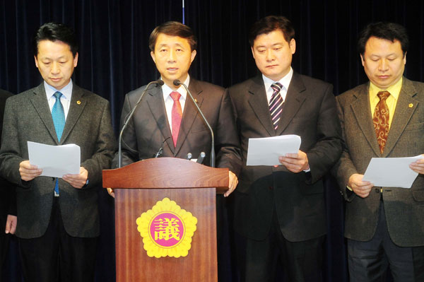  
28일 오전 경기도의회 브리핑룸에서 조정식 민주당 경기도당 위원장과 의원들이 기자회견을 갖고 뉴타운 사업과 관련해 김문수 경기도지사와 한나라당에게 정책간담회를 갖자는 제안을 하고 있다. /최우창 기자 smicer@