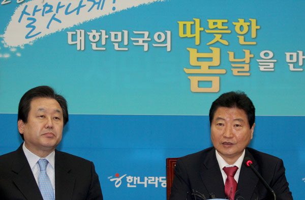 한나라당 안상수 대표가 28일 국회에서 열린 최고위원회의에서 “이명박 대통령 임기 3주년을 맞아 한나라당과 정부는
대한민국 선진화를 위해 최선을 다해야 한다”라고 발언하고 있다./연합뉴스