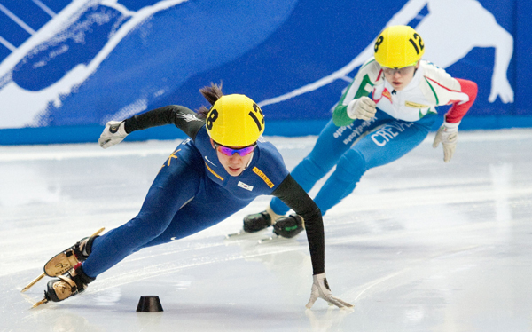 14일(한국시간) 오전 영국 셰필드에서 벌어진 ‘2011 국제빙상경기연맹(ISU) 쇼트트랙 세계선수권대회’ 여자부 1천m 결승에서 조해리가 아리아나 폰타나(이탈리아)를 제치고 선두를 달리고 있다./연합뉴스