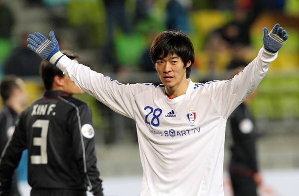 16일 수원월드컵경기장에서 열린 AFC 챔피언스리그 조별리그 2차전 수원 삼성과 상하이 선화의 경기에서 수원 삼성 하태균이 팀의 네번째 골이자 자신의 세번째 골을 넣은 뒤 기뻐하고 있다. /연합뉴스