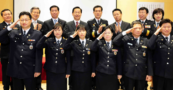28일 수원 창용중학교에서 전국 처음으로 시작된 학교전담경찰(스쿨폴리스) 발대식에서 김상곤 경기도교육감, 이강덕 경기지방경찰청장, 유연채 경기도 정무부지사(뒷줄 왼쪽 두 번째부터)와 6명의 스쿨폴리스 등, 참석자들이 거수경례를 붙이며 미래 범죄 예방을 위해 최선을 다할 것을 다짐하고 있다. /최우창기자 smicer@