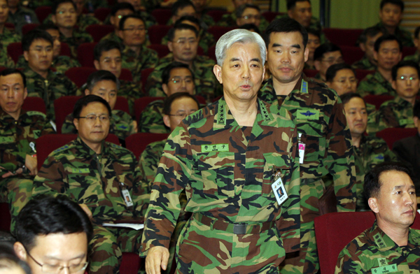 한민구 합참의장이 30일 오후 서울 국방부에서 국방부와 합동참모본부의 간부 300여명을 대상으로 열린 국방개혁 307계획 설명회에 참석하고 있다./연합뉴스