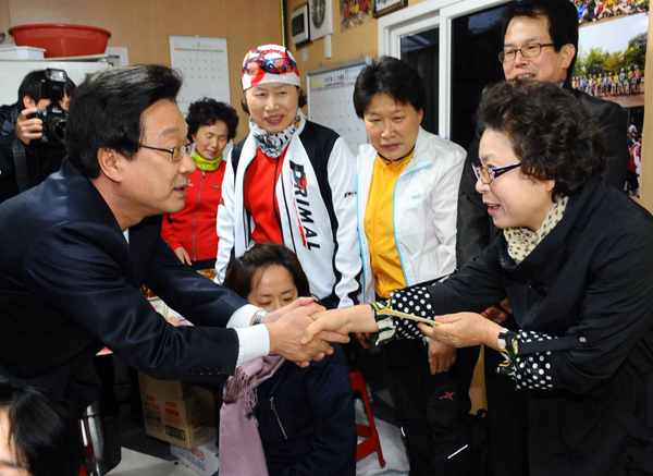 4.27 분당을 국회의원 보궐선거에 출마한 한나라당 강재섭 후보가 18일 성남시 분당구 중앙공원에서 자전거 동호회 어머니들과 악수를 하며 지지를 호소하고 있다. /노경신 기자mono316@