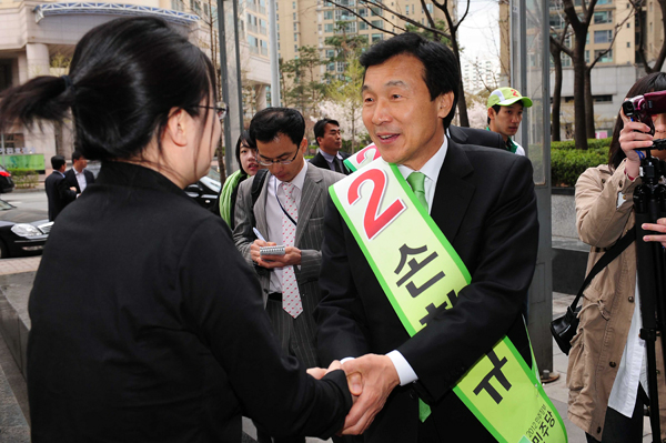4.27 분당을 국회의원 재보궐선거에 출마한 민주당 손학규 후보가 18일 오후 성남시 분당구 정자동 일대 상가를 돌며 시민들과 인사를 나누며 지지를 호소하고 있다.
/최우창 기자 smicer@